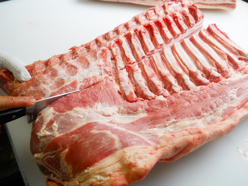 豚肉のお腹と背中の部分の切り分け