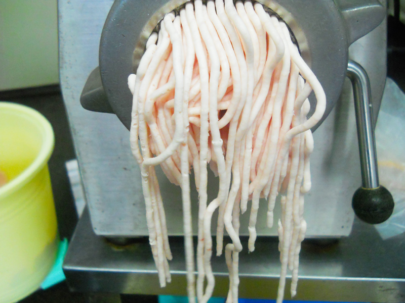 肉挽き 脂身 ソーセージの製造過程